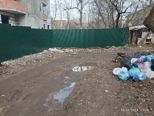 Жители 1-й Деревенской улицы зарастают мусором